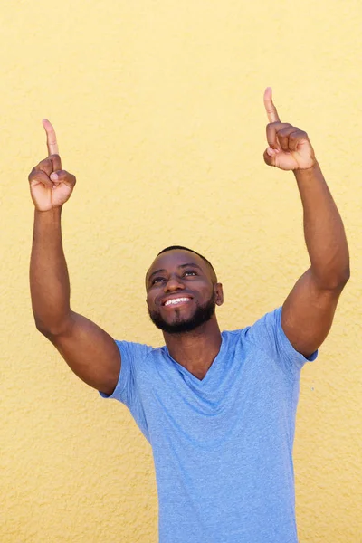 Afrikansk man med fingrarna upp — Stockfoto