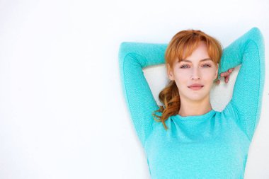 Eller başının arkasında kadın runner