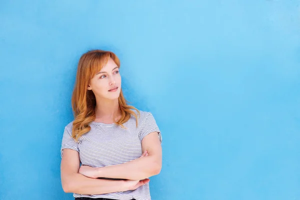 Mujer con los brazos cruzados por la pared —  Fotos de Stock