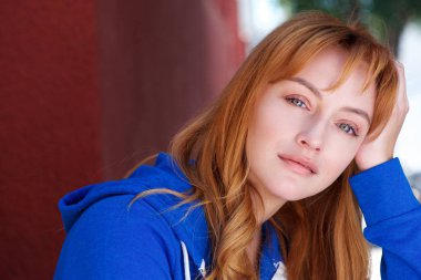 kadın yaslanmış kafa elde