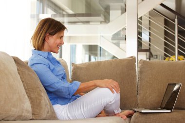 Evde dizüstü bilgisayarı olan bir kadın