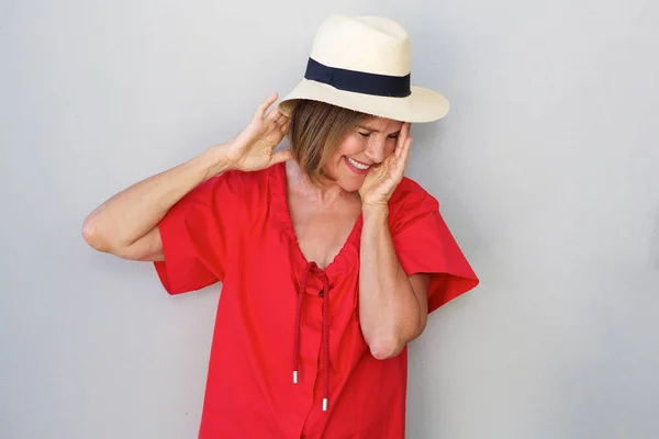 Mujer con sombrero contra la pared —  Fotos de Stock