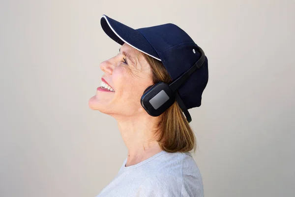 Vrouw genieten van muziek met hoofdtelefoon — Stockfoto