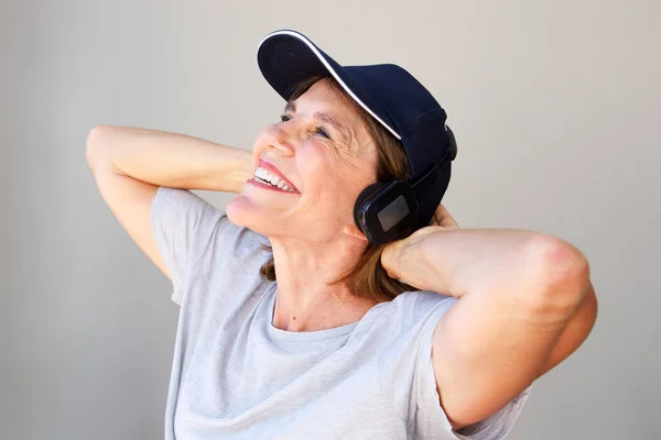 Mulher mais velha com fones de ouvido — Fotografia de Stock