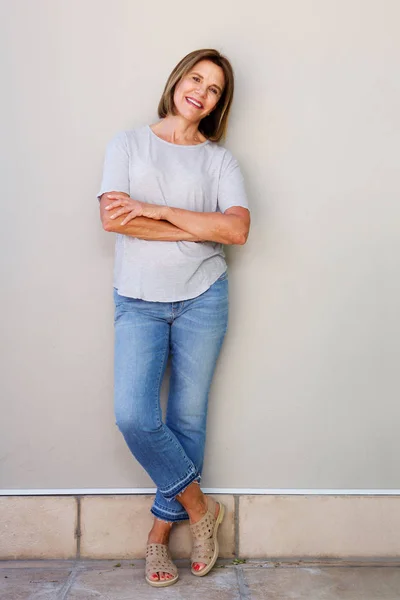 Mulher sorrindo com braços cruzados — Fotografia de Stock