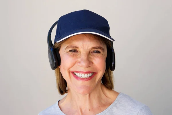Uśmiechnięta kobieta ze słuchawkami — Zdjęcie stockowe