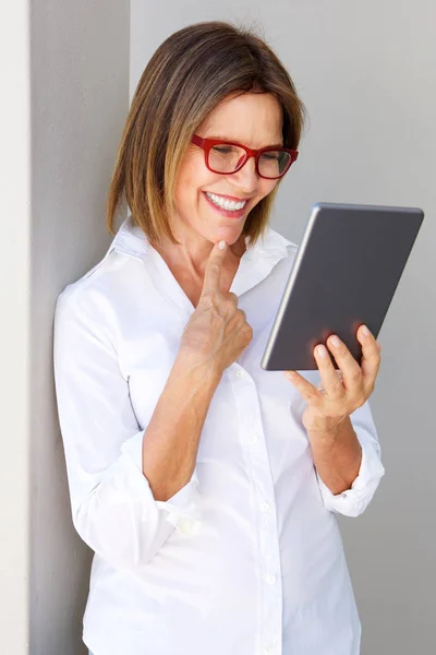 Mulher olhando para tablet — Fotografia de Stock