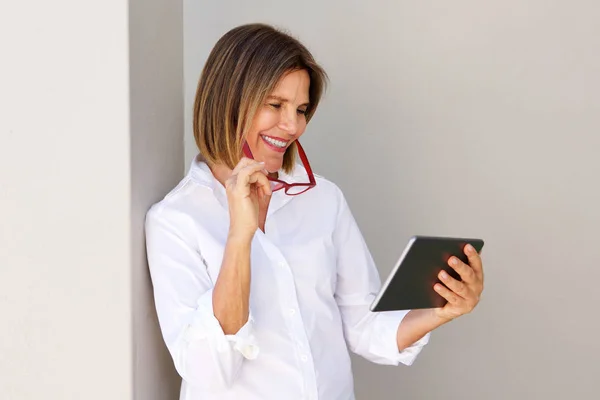 Mujer mirando tableta de pantalla táctil —  Fotos de Stock