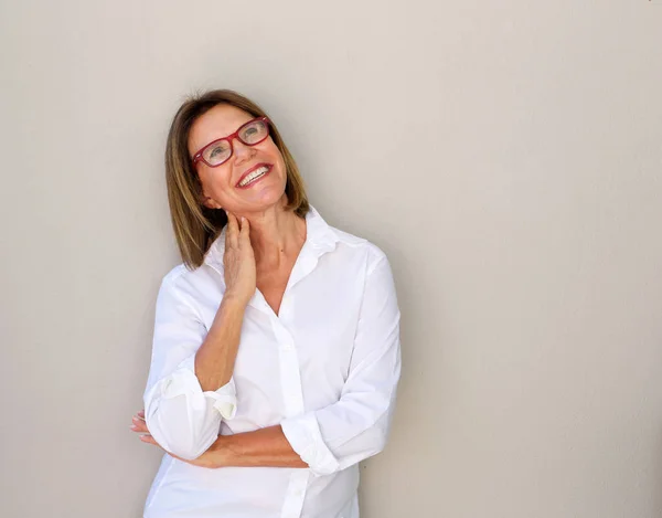 Woman with glasses looking up — Stock Photo, Image