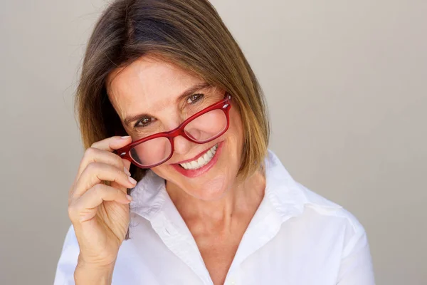 Mujer de negocios sosteniendo gafas — Foto de Stock