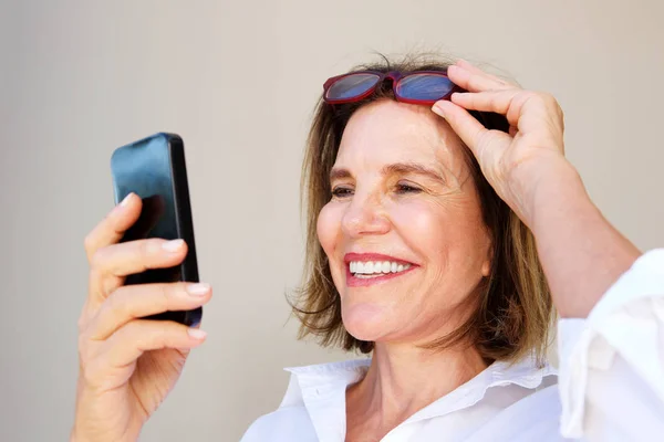 Mulher olhando para o telefone móvel — Fotografia de Stock