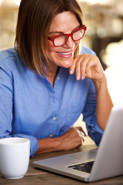 Business woman with laptop — Stock Photo, Image