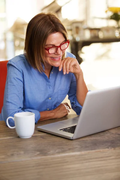 Mujer de negocios sonriente —  Fotos de Stock