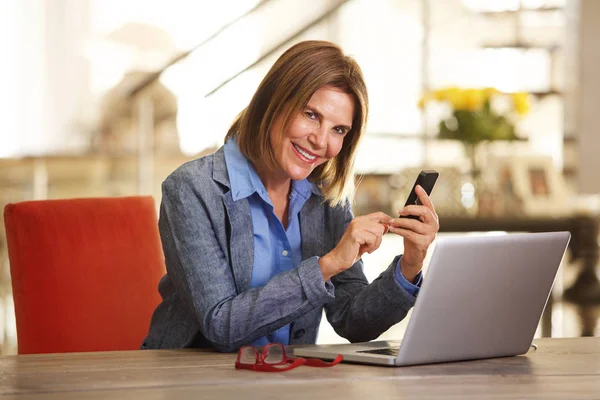 Vrouw die werkt aan tafel — Stockfoto