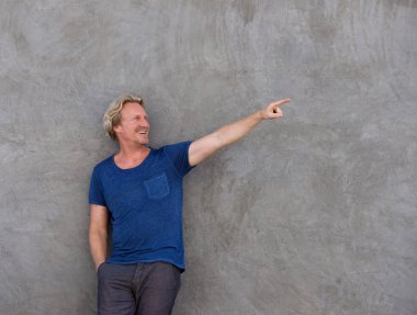 kopya boş alana işaret eden adam