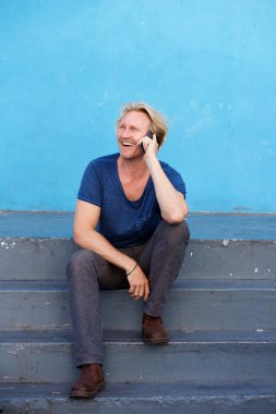 adam telefonda konuşurken adımlar üzerinde