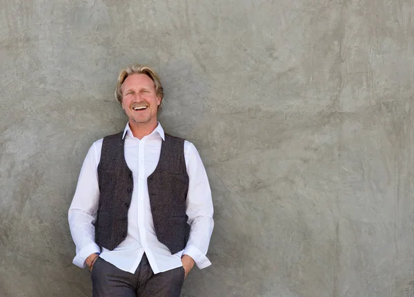 Man smiling with hands in pocket — Stock Photo, Image