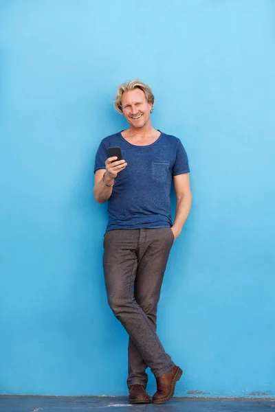 Ευτυχισμένος άνθρωπος με κινητό τηλέφωνο — Φωτογραφία Αρχείου