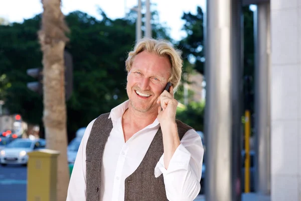 Fröhlicher Mann im Freien — Stockfoto