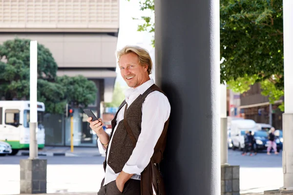 Mann steht im Freien — Stockfoto