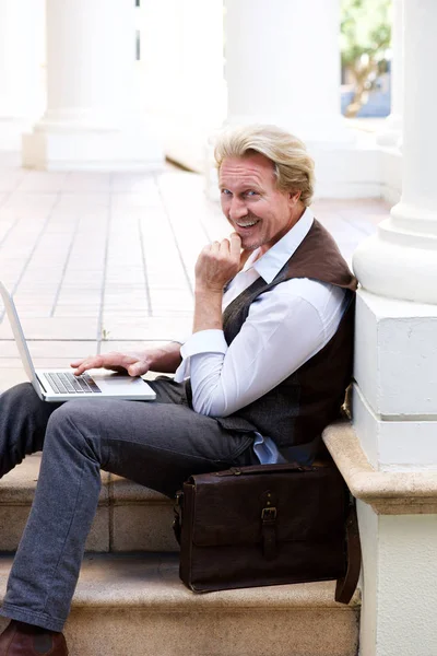 Hombre sentado al aire libre en las escaleras —  Fotos de Stock