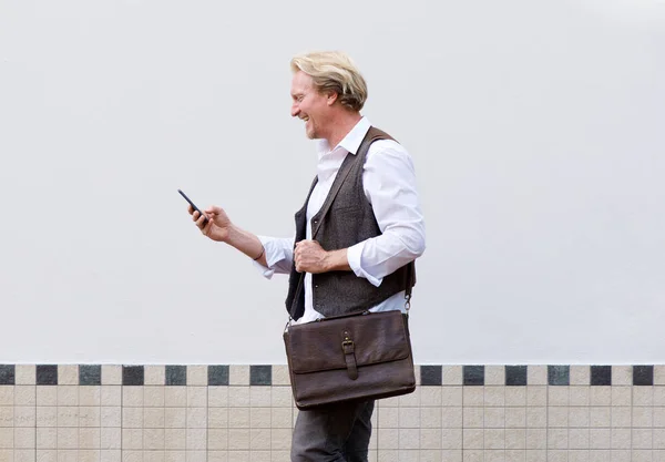Hombre caminando con teléfono celular —  Fotos de Stock