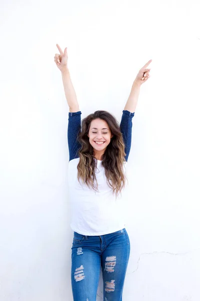 Kvinna med upp upp armarna — Stockfoto