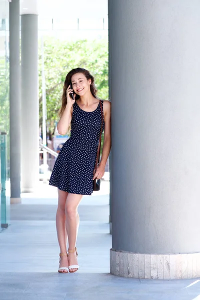 Femme en robe parler au téléphone — Photo