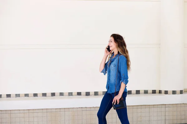 Vrouw lopen buiten — Stockfoto