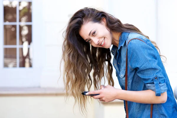 Mujer sosteniendo teléfono móvil —  Fotos de Stock