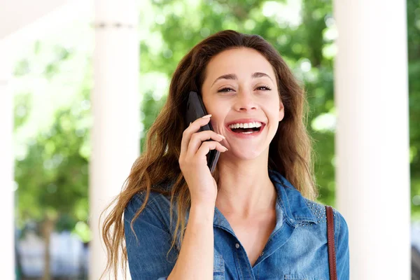 Mujer hablando por teléfono afuera —  Fotos de Stock