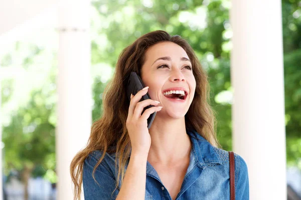 Mulher falando no celular — Fotografia de Stock