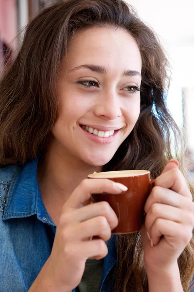 Vrouw met kopje koffie — Stockfoto