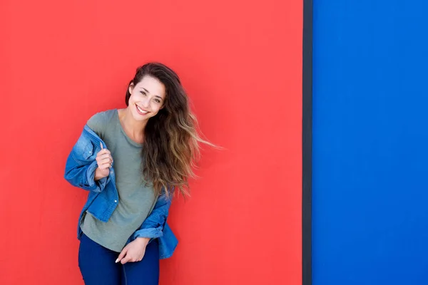 青と赤の背景に女性 — ストック写真