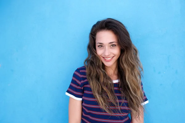 Mujer de pie sobre fondo azul — Foto de Stock