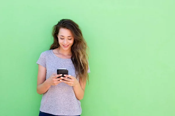 Mujer sosteniendo teléfono inteligente —  Fotos de Stock