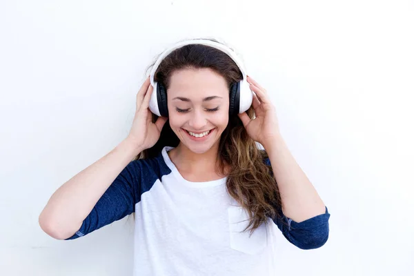 Vrouw die naar muziek luistert Rechtenvrije Stockfoto's