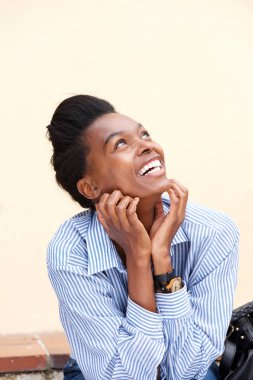 Gülümseyen ve ararken kadın