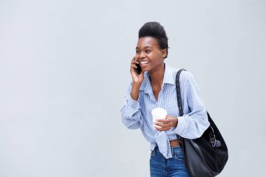 Kadın cep telefonuyla konuşuyor.