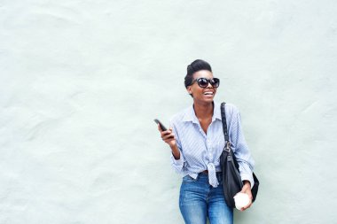 hareket eden telefon ile gülüyor kadın