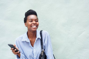 Neşeli kadın holding cep telefonu