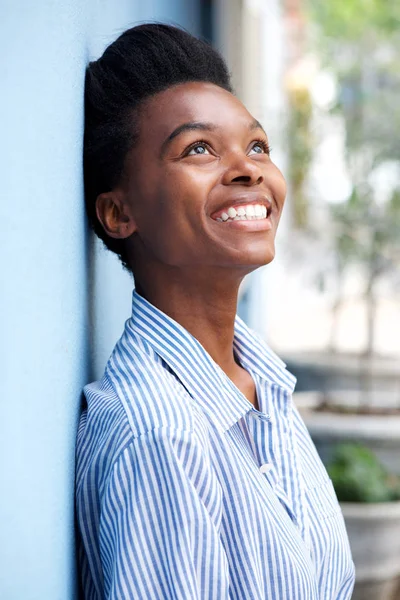 Glimlachende jonge vrouw — Stockfoto