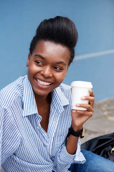 Femme souriant avec tasse — Photo