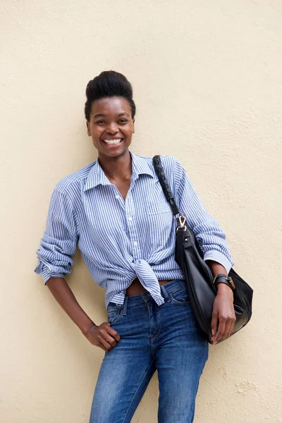 Femme noire avec sac à main — Photo