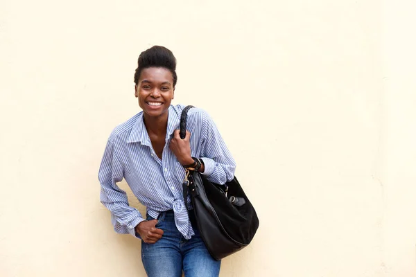 Femme contre mur avec sac à main — Photo