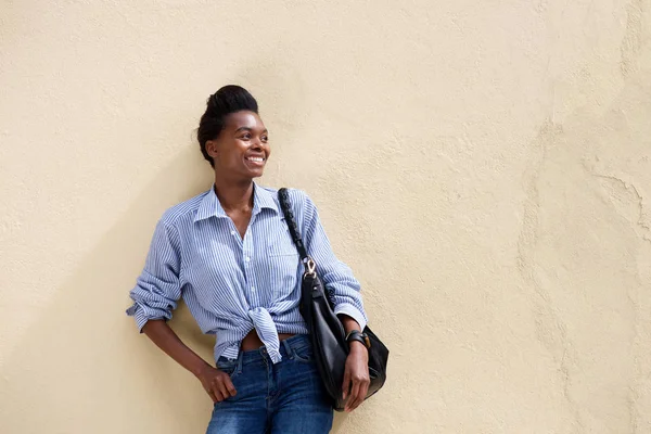 Mulher africana com bolsa — Fotografia de Stock