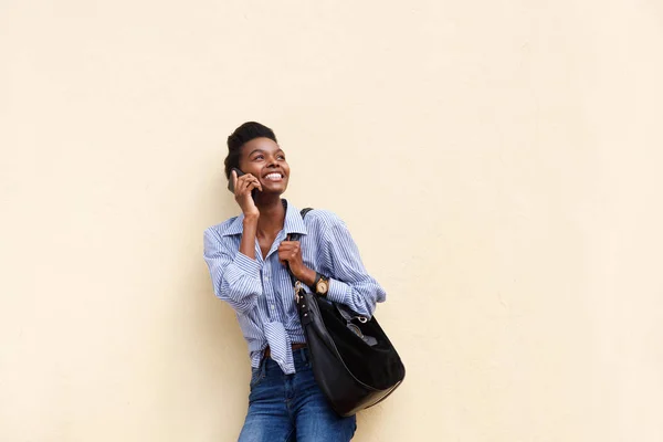 Жінка на стіні з мобільним телефоном — стокове фото