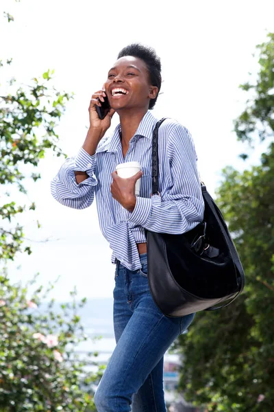 Donna sorridente con il telefono — Foto Stock
