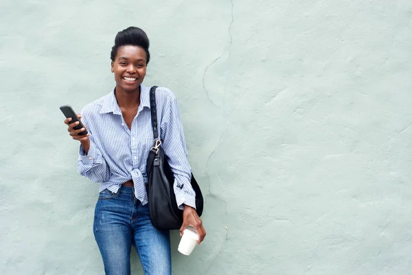 Frau hält Handy in der Hand — Stockfoto