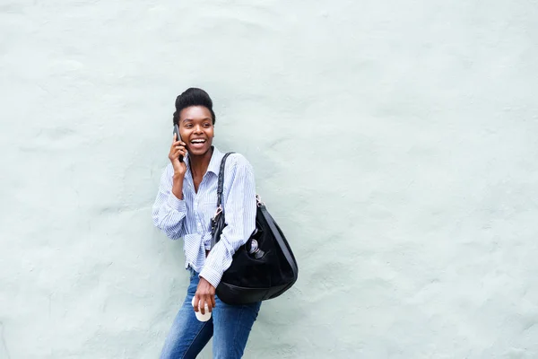 Mulher rindo e falando no celular — Fotografia de Stock